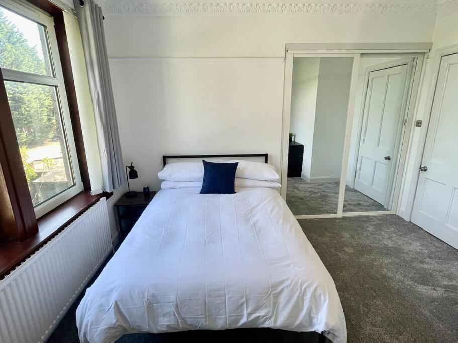 Large 2 Bed Near Glasgow Airport พาสเลย์ ภายนอก รูปภาพ